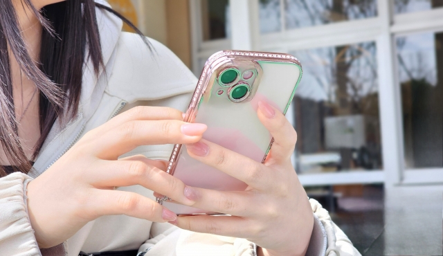 マッチングアプリで出会いを探すスマホを操作する女性