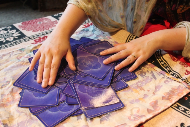 占いで相性をチェックして復縁を考える女性