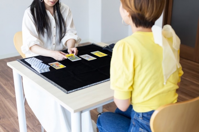 占いで相性をチェックして復縁の可能性を考える女性