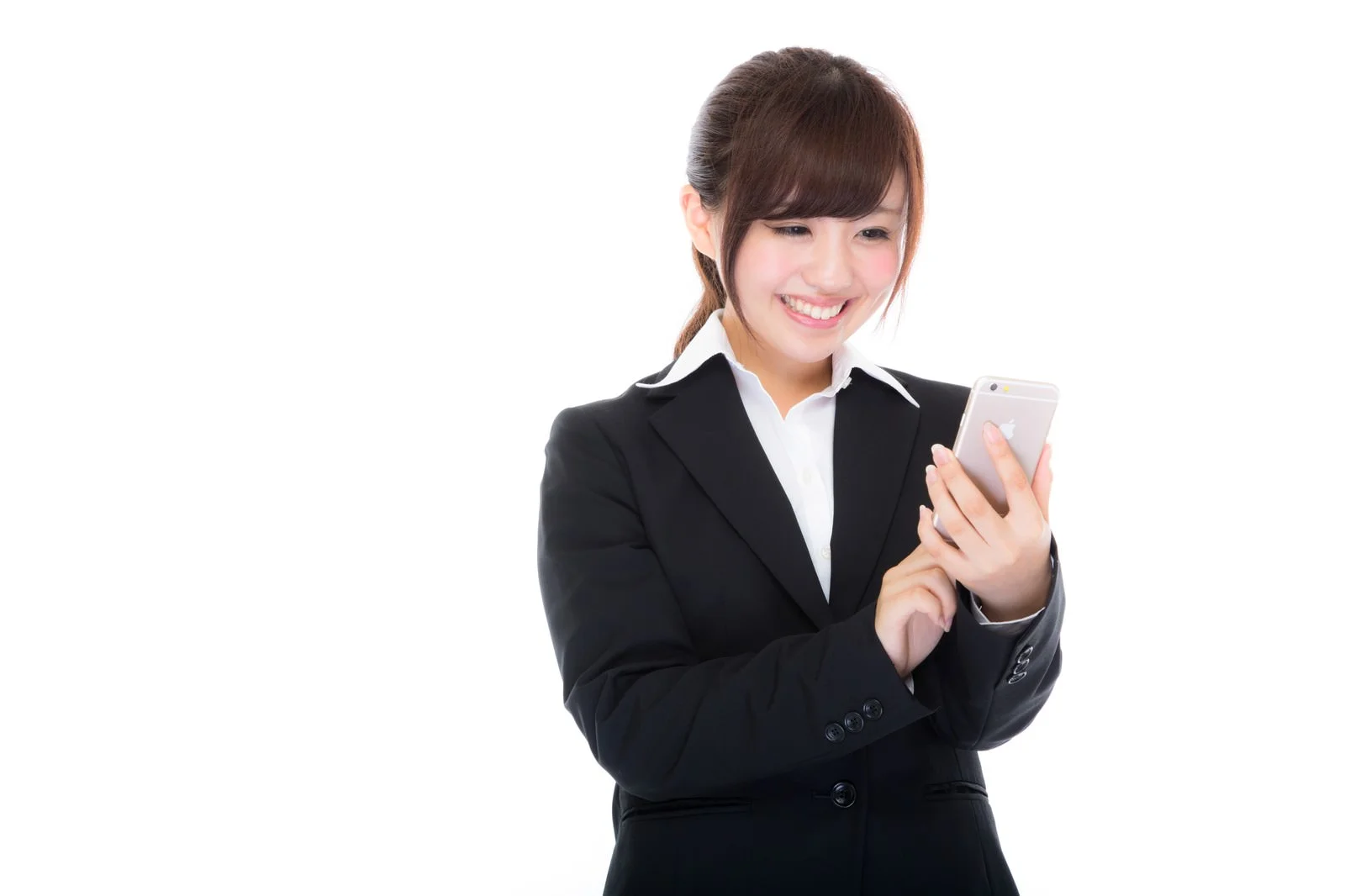 スマホを見ながら脈ありLINEに喜ぶ女性